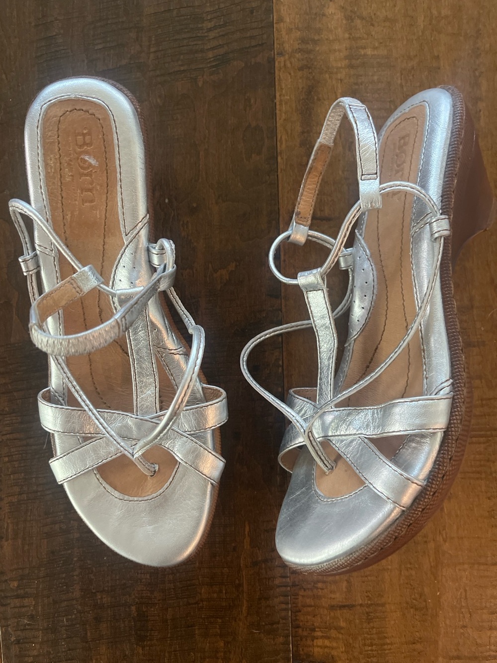 Børn "Merlot" silver metallic leather strappy comfort wood grain wedge sandals.